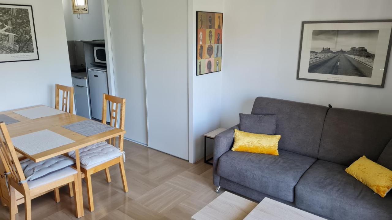 2P Entierement Climatise I Bien Insonorise I Wifi I A 300 M De La Mer I Restaurants Commerces Et Transports A 5Mn A Pied I Ideal 2 Personnes I Possibilite 4 Avec Canape Lit De Qualite I Tres Belle Douche Cagnes-sur-Mer Ngoại thất bức ảnh